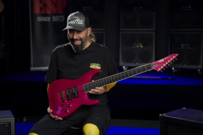 Stephen Carpenter & LTD SC-607 Baritone Magenta (fot. YouTube / ESP Guitars USA)