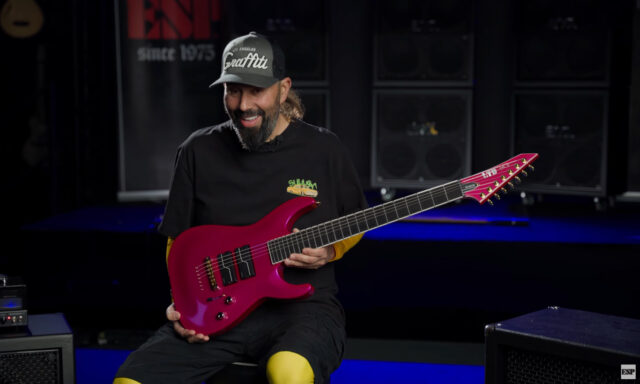 Stephen Carpenter & LTD SC-607 Baritone Magenta (fot. YouTube / ESP Guitars USA)
