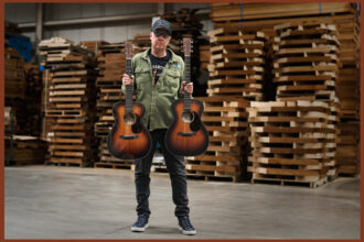 Joe Bonamassa & Martin 00-18 / 00-10E Retro (fot. C. F. Martin & Co.)