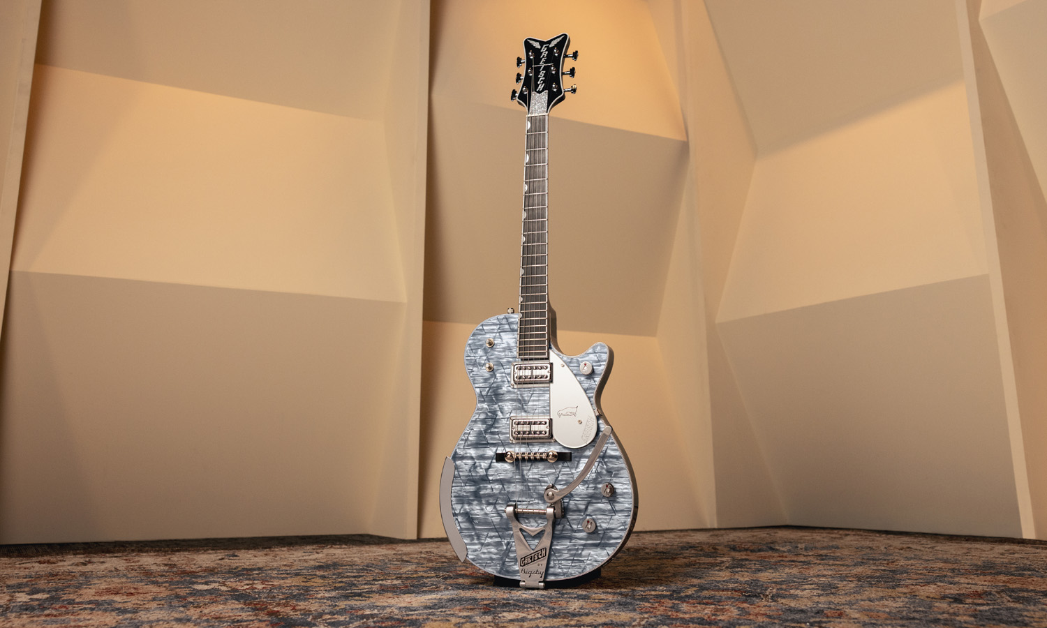 Gretsch G6134T-58 Limited Edition Penguin with String-Thru Bigsby (fot. Gretsch)
